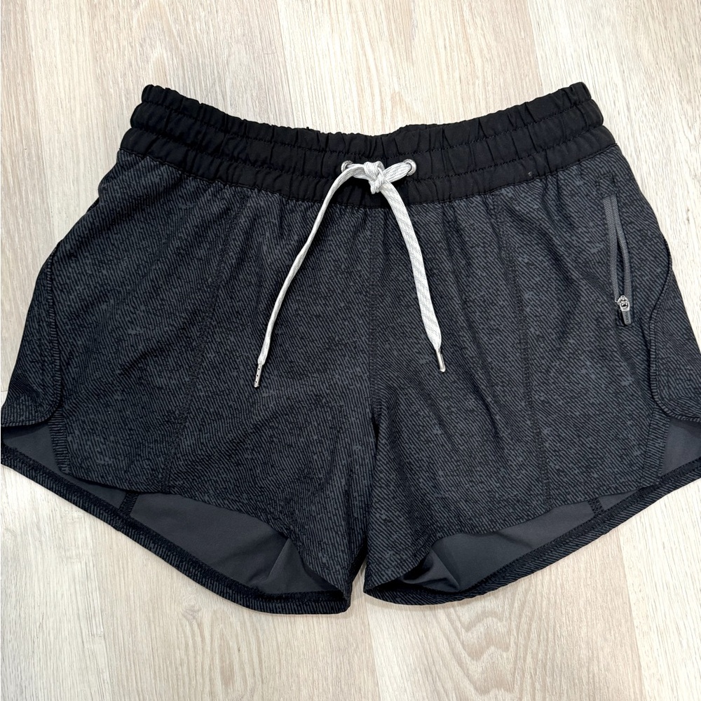 Vuori women’s sm lined running shorts zip pkt and signature tie. Xlint cond.